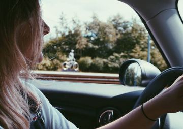 Jeune fille au volant