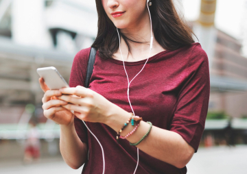 jeune fille écoutant de la musique en streaming