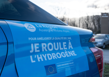 Photo d'une voiture sur laquelle il est écrit &quot;Pour améliorer la qualité de l'air, je roule à l'hydrogène&quot;