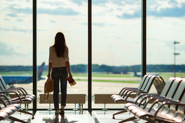 Etudiante dans un aéroport