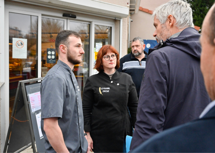 Laurent Wauquiez en déplacement au Fournil d'Aydat, une boulangerie du Puy-de-Dôme