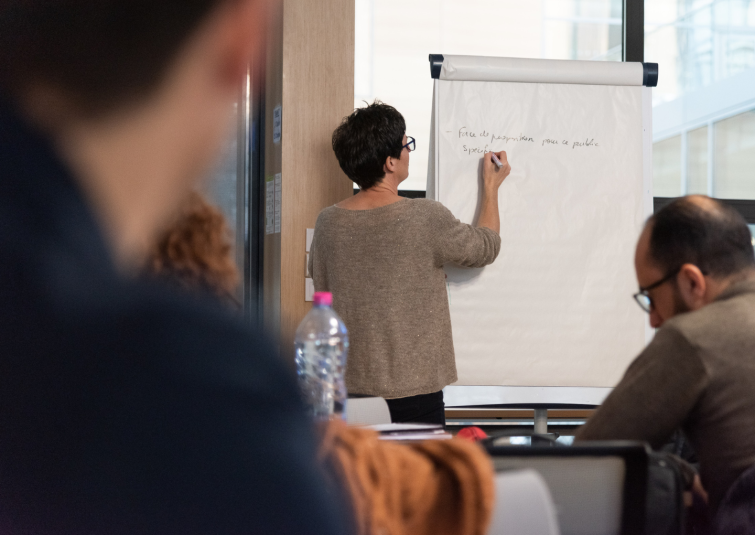 Des participants assistent à une formation